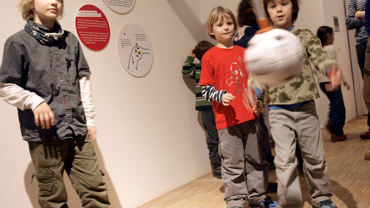 ZOOM Ausstellung „Rund um den Ball“ 3